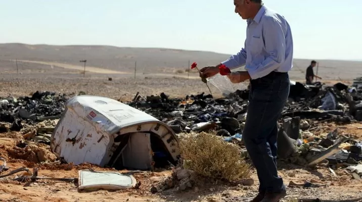 Familiar de víctima deja una rosa en el lugar de la tragedia. (Vía: Twitter) Familiar de víctima deja una rosa en el lugar de la tragedia. (Vía: Twitter)