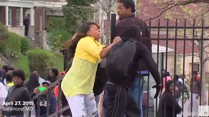 Baltimore: quiso protestar pero su madre lo regresó a casa a golpes Baltimore: quiso protestar pero su madre lo regresó a casa a golpes