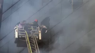 Un responsable de los bomberos, Khurshid Alam, asegur&oacute; que el balance de muertos por el incendio en Bangladesh podr&iacute;a continuar aumentando. Foto: AFP