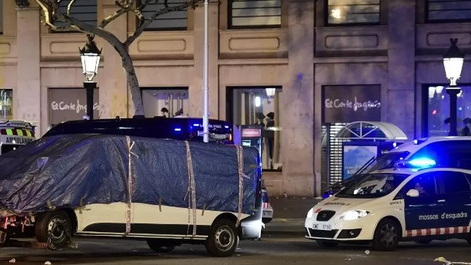 Una camioneta arrolló a 13 personas que caminaban por La Rambla. (Vía: AFP)