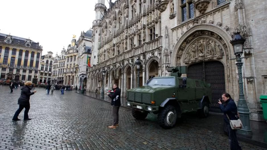 Gente posando frente a un veh&iacute;culo militar en La Grand-Place ubicada en el centro de Bruselas / Foto: AFP