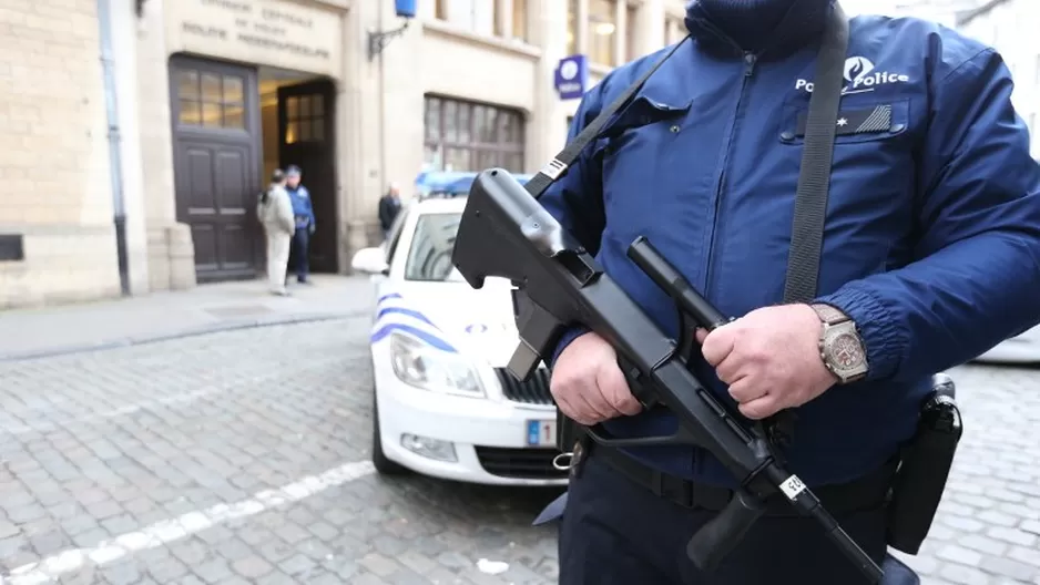 Policía de Bruselas parado frente a una estación policial. (Vía: AFP)