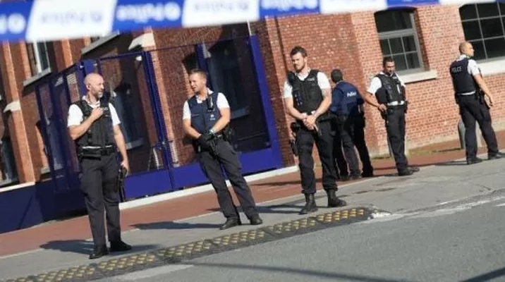 Un tercer policía presente en el lugar disparó su arma contra el agresor, quien murió más tarde en el hospital. (Vía: Twitter) Un tercer policía presente en el lugar disparó su arma contra el agresor, quien murió más tarde en el hospital. (Vía: Twitter)