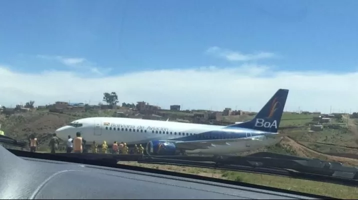 La aeronave, un Boeing 737-300 que llegaba de Santa Cruz, "presentó un percance al concluir el aterrizaje" Foto: wp La aeronave, un Boeing 737-300 que llegaba de Santa Cruz, "presentó un percance al concluir el aterrizaje" Foto: wp
