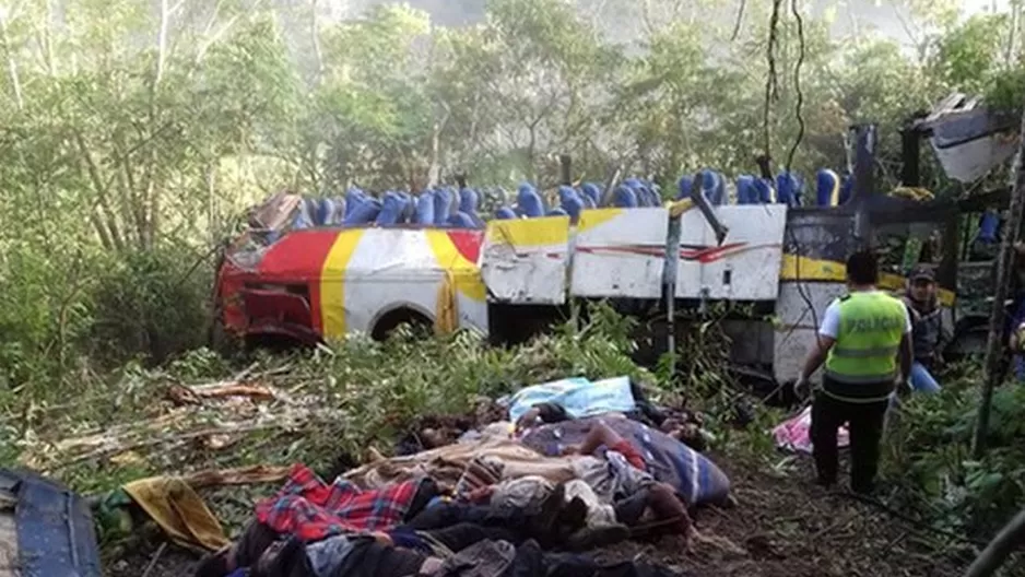 25 personas fallecieron y un n&uacute;mero indeterminado resultaron heridas en una triple colisi&oacute;n tras la que cay&oacute; por un barranco un autob&uacute;s en una carretera de monta&ntilde;a en Bolivia. Foto: La Raz&oacute;n