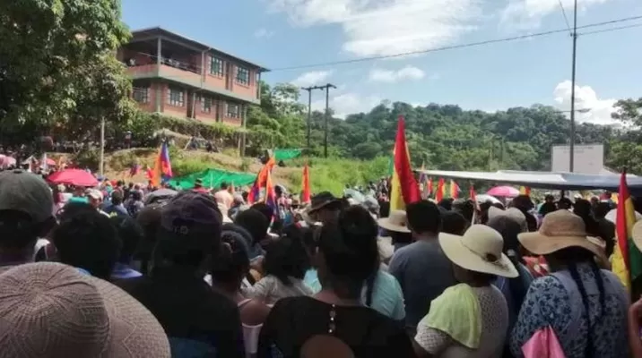 Bolivia: Cocaleros afines a Evo Morales mantienen bloqueos de carreteras pese a acuerdos. Foto: ATB Bolivia: Cocaleros afines a Evo Morales mantienen bloqueos de carreteras pese a acuerdos. Foto: ATB
