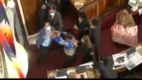 Bolivia: Dos congresistas se agarran a patadas y puñetes durante una sesión en el Parlamento. Foto: AFP