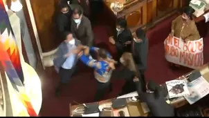 Bolivia: Dos congresistas se agarran a patadas y puñetes durante una sesión en el Parlamento. Foto: AFP