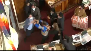 Bolivia: Dos congresistas se agarran a patadas y puñetes durante una sesión en el Parlamento. Foto: AFP