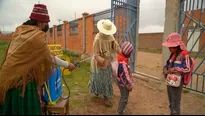 Bolivia: Escolares aymaras vuelven a clases desafiando el frío y la pandemia del coronavirus. Foto: AFP