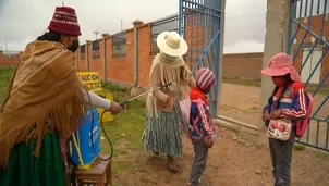 Bolivia: Escolares aymaras vuelven a clases desafiando el frío y la pandemia del coronavirus. Foto: AFP