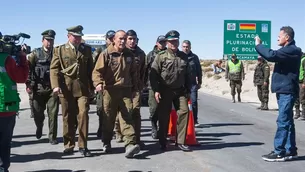 Carabineros que estaban detenidos en Bolivia ya regresaron a Chile. Foto: EFE