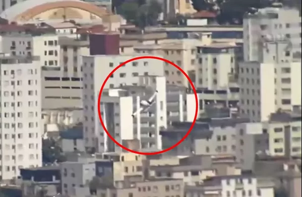 El impacto de la avioneta contra un edificio residencial dejó dos muertos y tres heridos / Captura