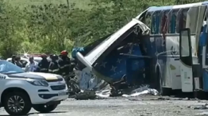 Brasil: Choque de un camión con un autobús deja 41 muertos. Foto: Globonews Brasil: Choque de un camión con un autobús deja 41 muertos. Foto: Globonews