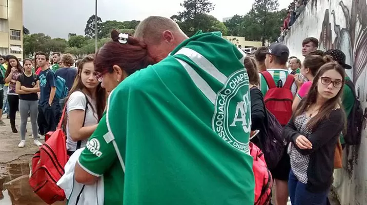 Familiares e hinchas del equipo Chapecoense lloran a las víctimas. Foto: EFE Familiares e hinchas del equipo Chapecoense lloran a las víctimas. Foto: EFE