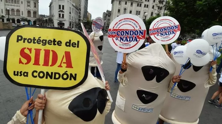 Activistas vestidos como condones sostienen letreros donde afirman "Protégente del SIDA". (Vía: AFP) Activistas vestidos como condones sostienen letreros donde afirman "Protégente del SIDA". (Vía: AFP)
