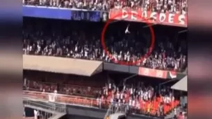 Brasil: hincha cae desde la tribuna más alta del estadio Morumbi y se salva de milagro. Foto: captura