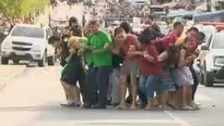 En impresionantes videos difundidos en redes sociales, los rehenes se ven agrupados en c&iacute;rculo, rodeando a los asaltantes que los amenazan con sus armas. (Foto: Captura/Video: Canal N)