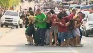 En impresionantes videos difundidos en redes sociales, los rehenes se ven agrupados en c&iacute;rculo, rodeando a los asaltantes que los amenazan con sus armas. (Foto: Captura/Video: Canal N)