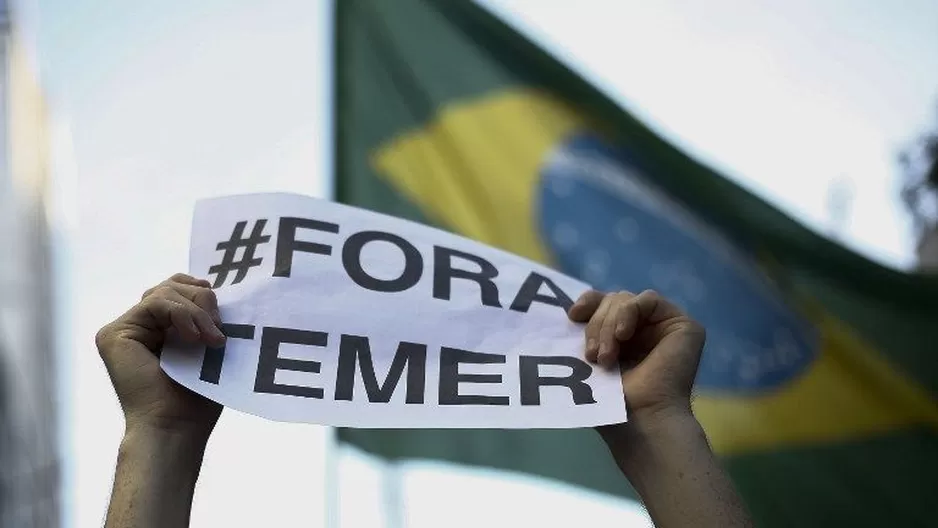 Simpatizantes de Dilma Rousseff sostienen carteles pidiendo la expulsión de Michel Temer. (Vía: AFP)