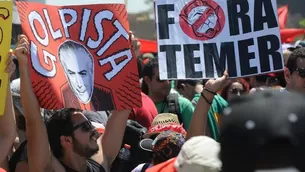 Una simpatizante de la mandataria destituida Dilma Rousseff protesta contra Michel Temer. (Vía: AFP)