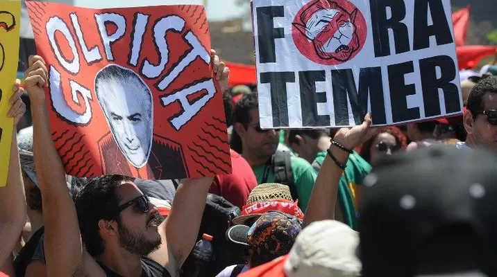Una simpatizante de la mandataria destituida Dilma Rousseff protesta contra Michel Temer. (Vía: AFP) Una simpatizante de la mandataria destituida Dilma Rousseff protesta contra Michel Temer. (Vía: AFP)