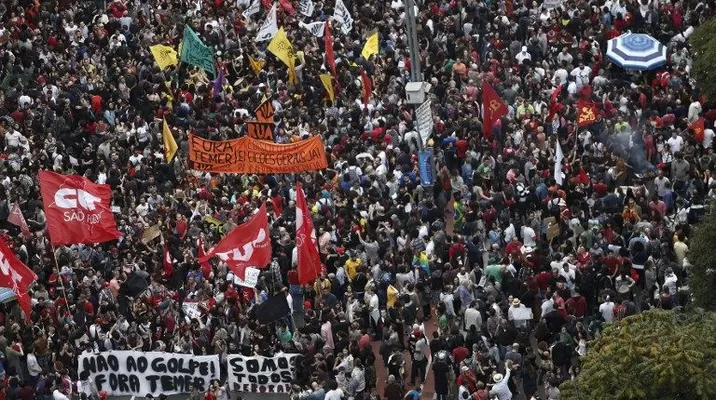 La gran mayoría de las decenas de miles de manifestantes vestían de color rojo, característico del Partido de los Trabajadores. (Vía: AFP) La gran mayoría de las decenas de miles de manifestantes vestían de color rojo, característico del Partido de los Trabajadores. (Vía: AFP)