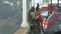 Brasil: el momento en que francotirador mata al hombre que tomó rehenes en Río de Janeiro. Foto: captura/Video: Record TV