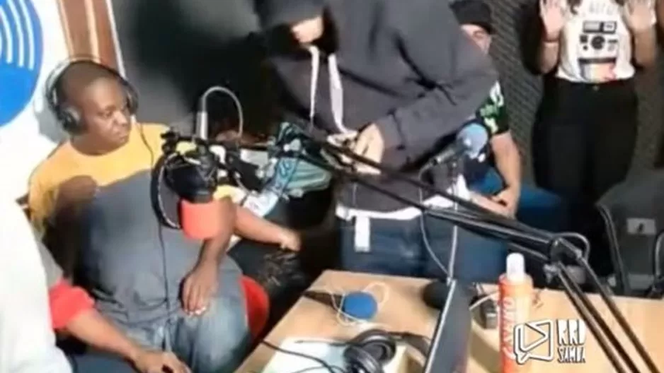 Radio en Brasil fue asaltada este miércoles por un grupo de hombres armados mientras el programa era transmitido en vivo a través de las redes sociales. Foto: captura