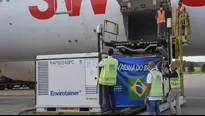 Brasil recibe material para preparar un millón de dosis de la vacuna china de Sinovac. Foto: AFP