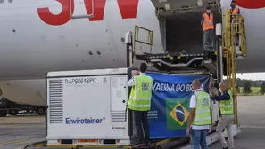 Brasil recibe material para preparar un millón de dosis de la vacuna china de Sinovac. Foto: AFP