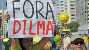 Manifestantes piden la renuncia de la presidenta Dilma Rousseff. (V&iacute;a: AFP)