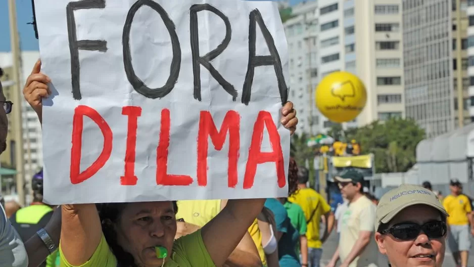 Manifestantes piden la renuncia de la presidenta Dilma Rousseff. (V&iacute;a: AFP)