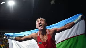 Fazliddin Gaibnazarov celebra su victoria contra de Lorenzo Sotomayor Collazo durante Welter Ligero (64kg) en la Final Combate en los Juegos Olímpicos de Río 2016. (Vía: AFP)