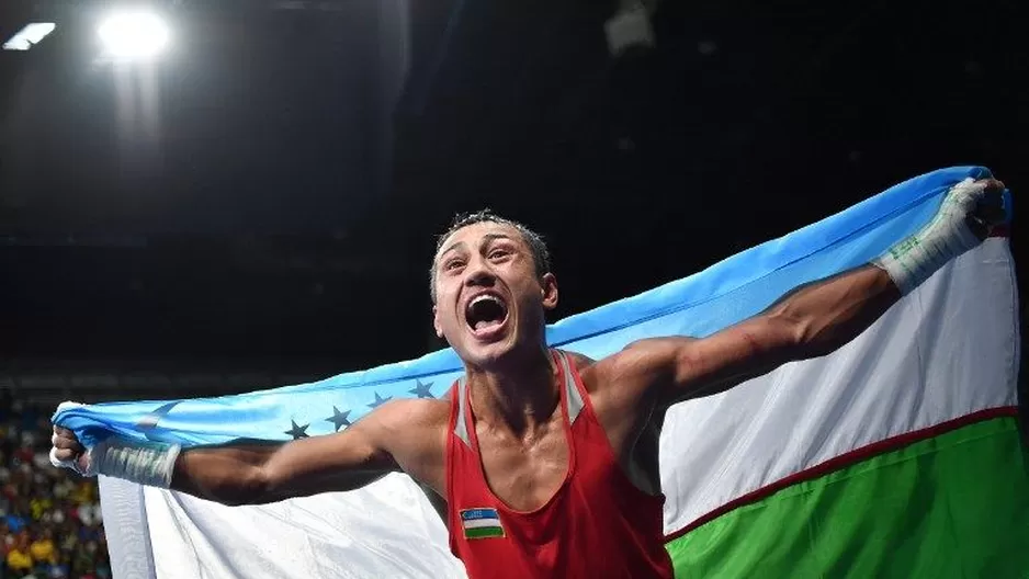 Fazliddin Gaibnazarov celebra su victoria contra de Lorenzo Sotomayor Collazo durante Welter Ligero (64kg) en la Final Combate en los Juegos Olímpicos de Río 2016. (Vía: AFP)