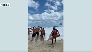 Ola sorprende a bañistas en Brasil. Foto y video: Canal N