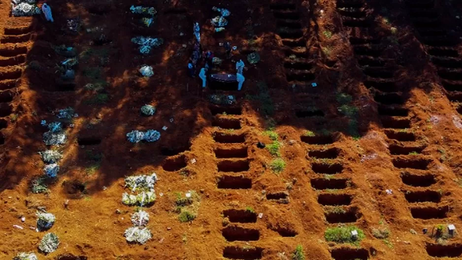 Brasil supera los 50 000 muertos por coronavirus mientras Jair Bolsonaro guarda silencio. Foto: AFP