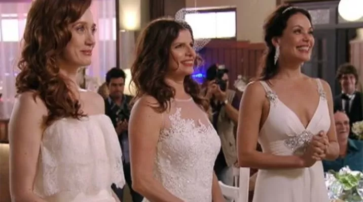 Tres mujeres contraen matrimonio. (Vía: AFP) Tres mujeres contraen matrimonio. (Vía: AFP)