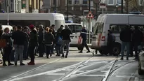 Un policía se reúne cerca del área del tiroteo. (Vía: AFP)