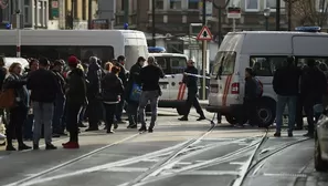 Un policía se reúne cerca del área del tiroteo. (Vía: AFP)