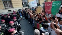 Refugiados afganos y sirios en una protesta que demanda viajar a Alemania. (V&iacute;a: AFP)