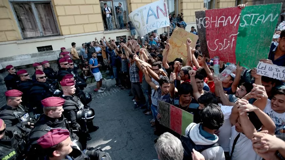 Refugiados afganos y sirios en una protesta que demanda viajar a Alemania. (V&iacute;a: AFP)