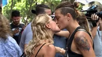 Buenos Aires: protestan contra la homofobia con un ‘besazo’. Video: AFP