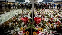 La gente mira a las flores que han sido dejadas en recuerdo de las víctimas del choque del vuelo MH17 en el aeropuerto Schiphol, Amsterdan. (Foto: AFP)