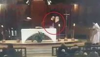 Imágenes transmitidas en estación de televisión católica mostraron a un hombre acercándose al rector de la oratoria. Foto: CTV