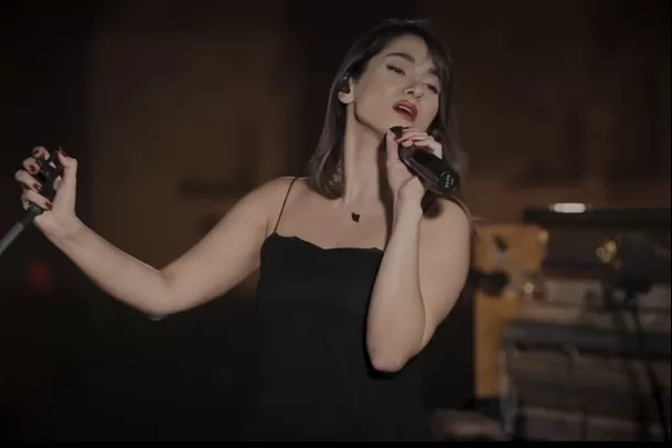 La cantante iraní Parastoo Ahmadi publicó en 2024 un video en Youtube, en el que cantaba sin velo / Captura La cantante iraní Parastoo Ahmadi publicó en 2024 un video en Youtube, en el que cantaba sin velo / Captura