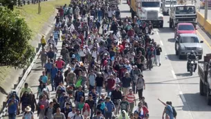 La caravana, que parti&oacute; el 13 de octubre de Honduras, se dirige a Ciudad de M&eacute;xico donde pedir&aacute;n al gobierno documentos para poder transitar hasta la frontera con Estados Unidos. (Foto: AFP)