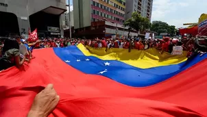 Simpatizantes del presidente Nicolás Maduro participan de una marcha contra Luis Almagro. (Vía: AFP)