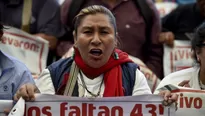 Padres y familiares de los estudiantes desaparecidos protestan contra el gobierno. (Vía: AFP)