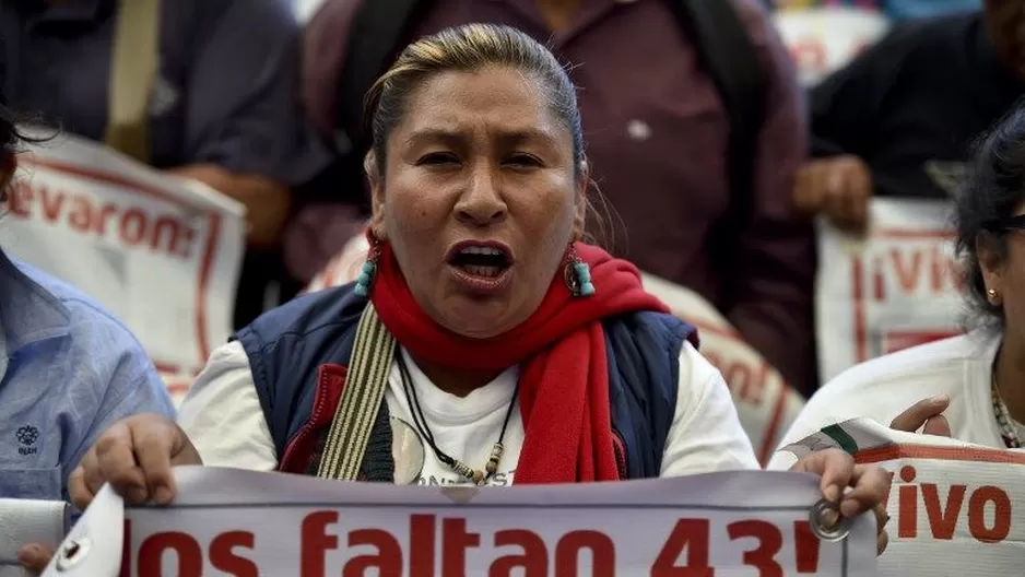 Padres y familiares de los estudiantes desaparecidos protestan contra el gobierno. (Vía: AFP)